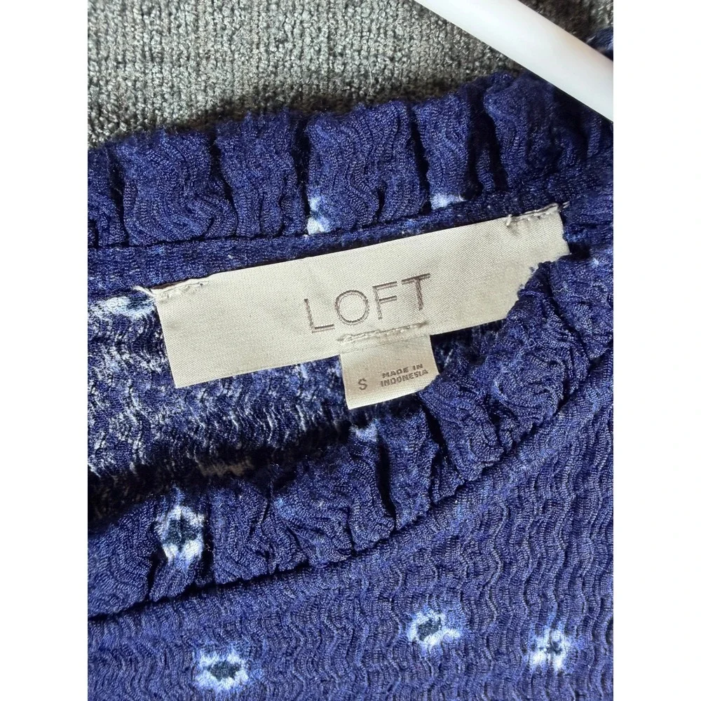 LOFT Navy Blue Floral Seersucker Ruffle Neck Puff Sleeve Blouse Small